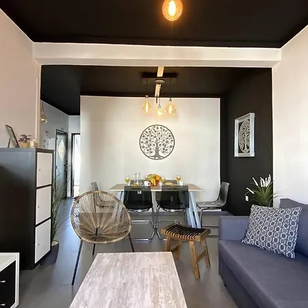 Pera Lounge By Coral Daire *